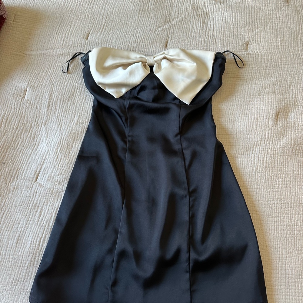 Elegant Black and White Dress with Bow Detail